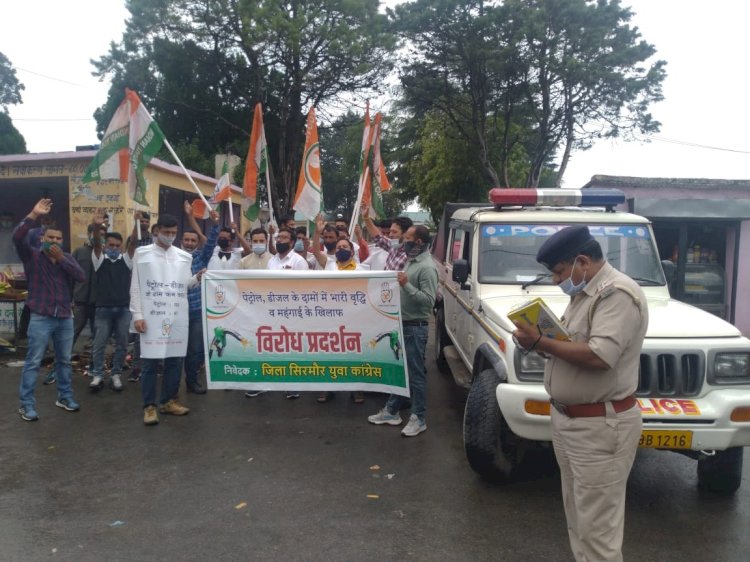 बढ़ती महंगाई और तेल कीमतों के खिलाफ शिलाई कांग्रेस का प्रदर्शन , सरकार के खिलाफ नारेबाजी 