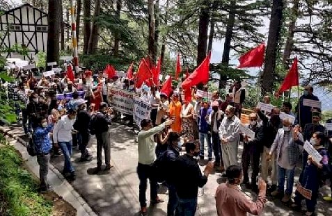 एसएफआई ने संयुक्त किसान मोर्चा के आवाहन पर राज्यपाल भवन के बाहर किया धरना प्रदर्शन