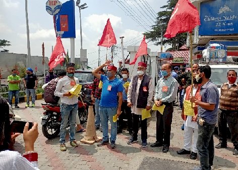 वामपंथी पार्टियों के आह्वान पर सीपीआईएम ने पेट्रोल पंप पर महंगाई के खिलाफ किया प्रदर्शन  