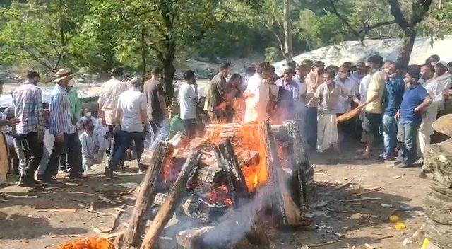 वीरभद्र युग का अंत : पंचतत्व में विलीन हुए हिमाचल के पूर्व सीएम , राजकीय सम्मान के साथ अंतिम संस्कार 