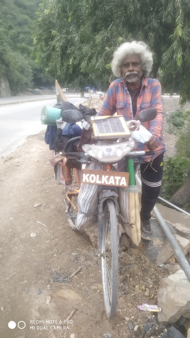 पेड़ लगाओ, पर्यावरण बचाओ का संदेश लेकर कोलकाता से साइकिल पर सोलन पहुंचा परिमल  