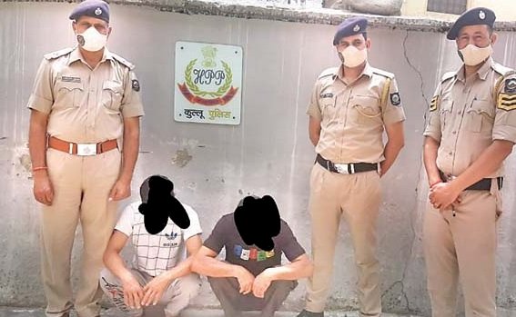 चरस की तस्करी कर रहे दो युवक पुलिस गिरफ्त में 