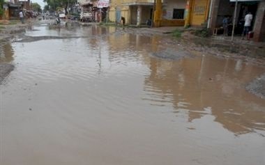 जिला मुख्यालय नाहन का ड्रेनेज सिस्टम फेल, भारी बरसात के बाद सड़कें बनी तालाब