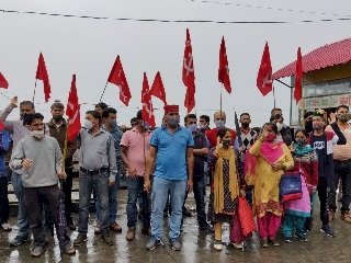 सीटू ने एचआरटीसी कर्मियों की मांगों के समर्थन में शिमला के ओल्ड बस स्टैंड पर किया प्रदर्शन  