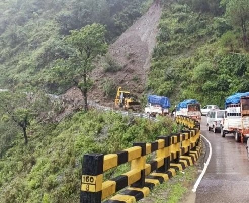 भूस्खलन के चलते मंडी पठानकोट राष्ट्रीय राजमार्ग पर वाहनों की आवाजाही बंद 