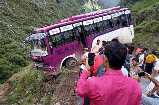 *बड़ा हादसा टला : चालक की सूझबूझ से 300 मीटर गहरी खाई में गिरने से बाल -बाल बची निजी बस