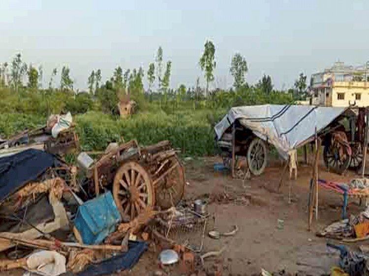 दर्दनाक हादसा : अनियंत्रित हो कर झोपड़ी में घुसा ट्रक , सो रहे दस लोगों को कुचला, आठ की मौत