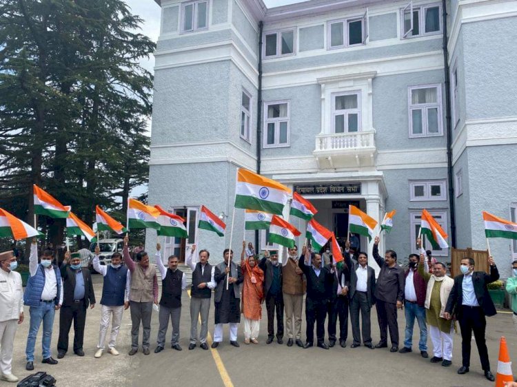 विपक्ष की आवाज़ दबाने के और विधायकों को धमकाने के आरोप में विपक्ष का सदन में हंगामा