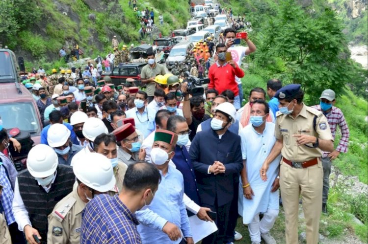 अब तक बरामद हुए 14 शव , मौके पर पहुंचे सीएम , बचाव कार्य में रोड़ा बना लगातार हो रह भूस्खलन