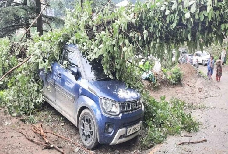 हिमाचल में आफत की बारिश, गाड़िया दबी , कई स्थानों पर भूस्खलन 