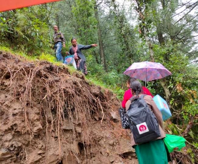 11 किलोमीटर बारिश में पैदल जंगल का रास्ता तय कर चालक ने केंद्रों में पहुंचाई कोरोना वैक्सीन