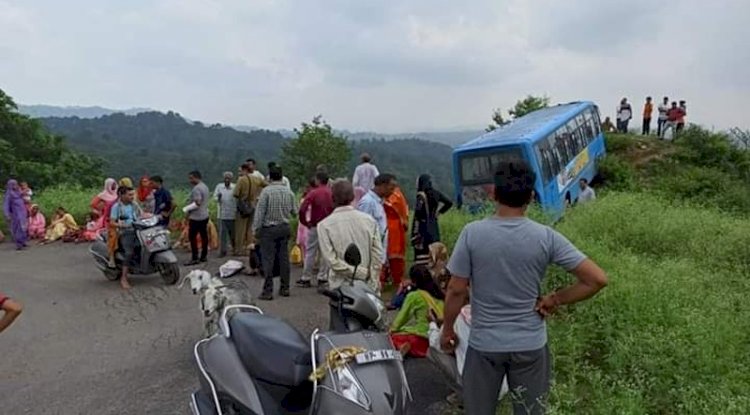 ब्रेक फेल होने से एचआरटीसी की बस दुर्घटनाग्रस्त, दस यात्री घायल