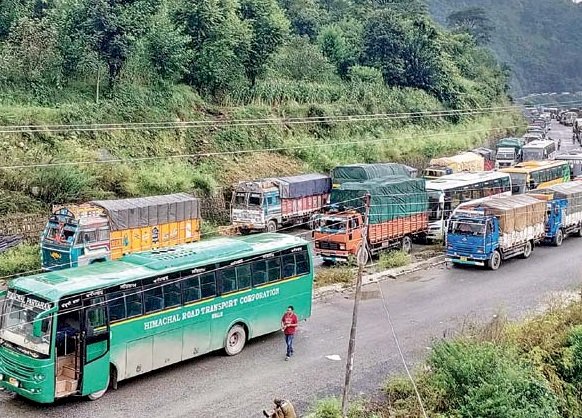 चंडीगढ़-मनाली नेशनल हाईवे पर मलबा गिरने से लगा जाम, सेब से लदे वाहन फंसे