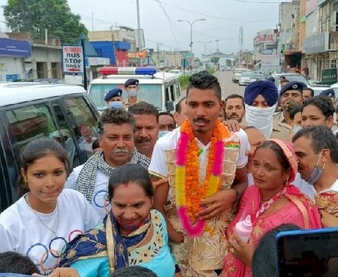 अपने निवास स्थान ऊना पहुंचे टोक्यो पैरालंपिक विजेता निषाद, परिजनों से मिलकर छलके आसूं 