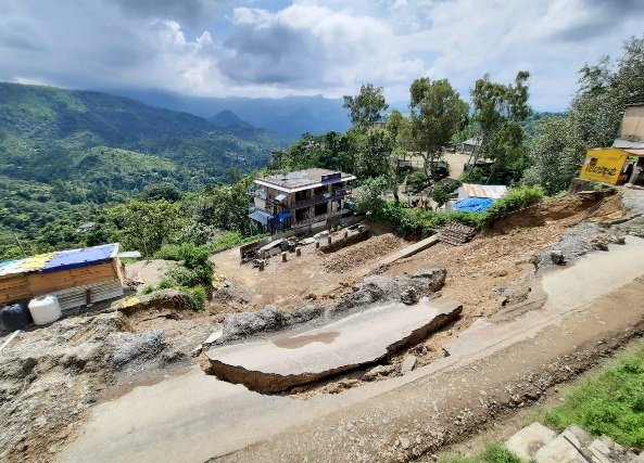 शिमला-कुनिहार मुख्य मार्ग पर सायरी के पास भयंकर भूस्खलन से वाहनों की आवाजाही बंद 