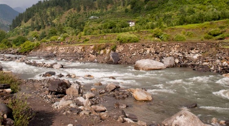 पब्बर नदी में कूदी दो बच्चों की मां , तीन घंटे बाद शव बरामद