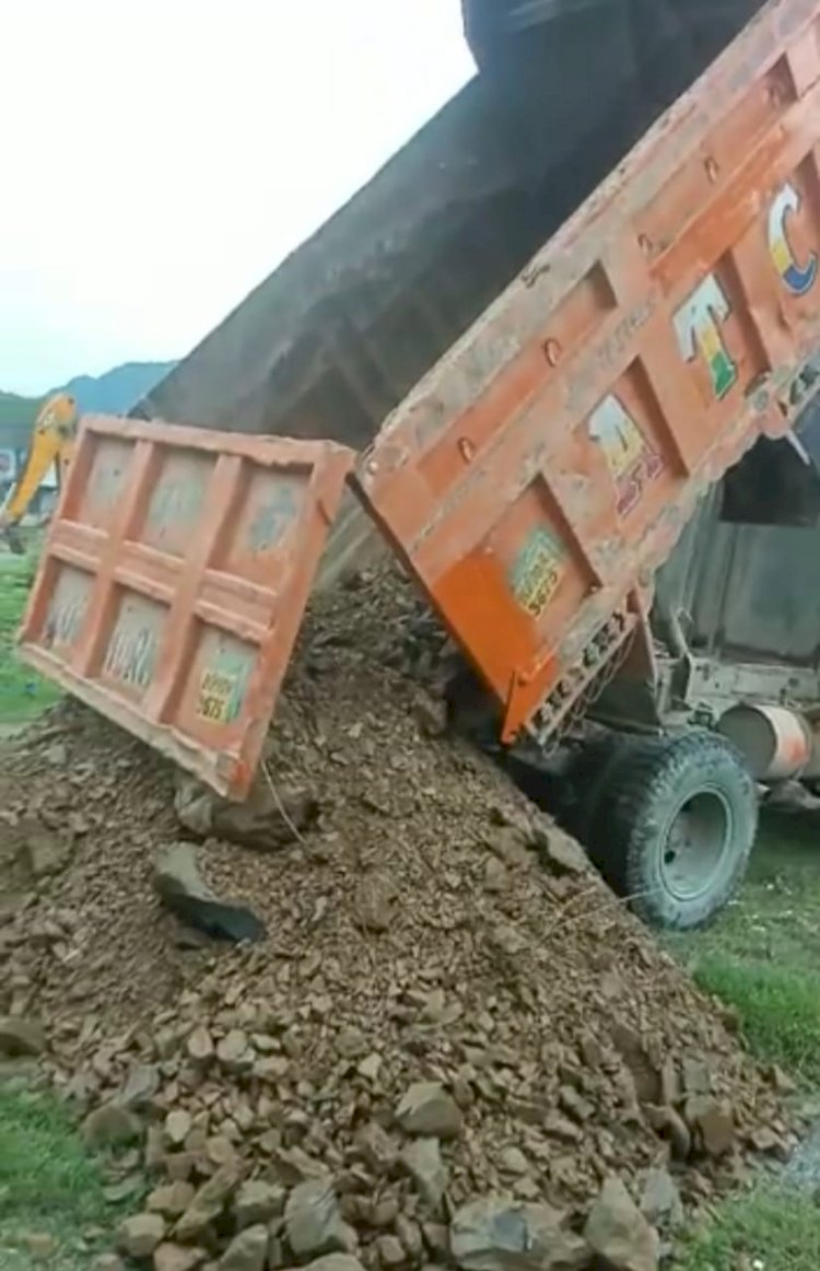 ग्रामीणों के खेतों में डम्पिंग का मलबा डाल रही नेशनल हाईवे निर्माण में लगी कंपनी