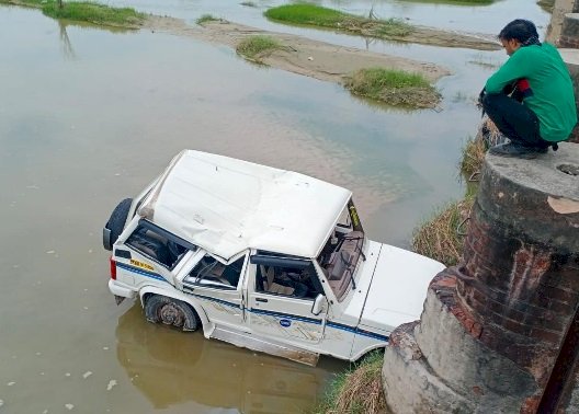 अनियंत्रित होकर भवन दर्रा नदी में समाई बोलेरो, चालक जख़्मी 