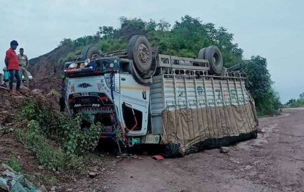 एनएच पर पलटा सेब से लदा ट्रक, बाल-बाल बचे तीन लोग 