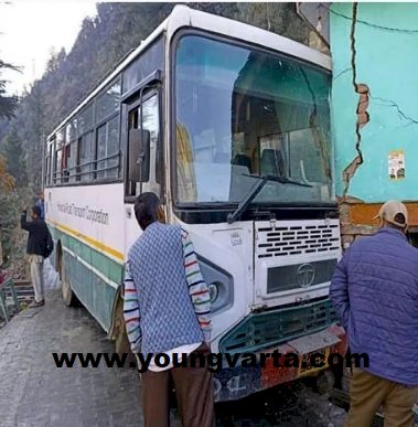 ब्रेक फेल होने से चालक ने घर की दिवार से बस टकराई बस , 13 यात्री थे सवार 