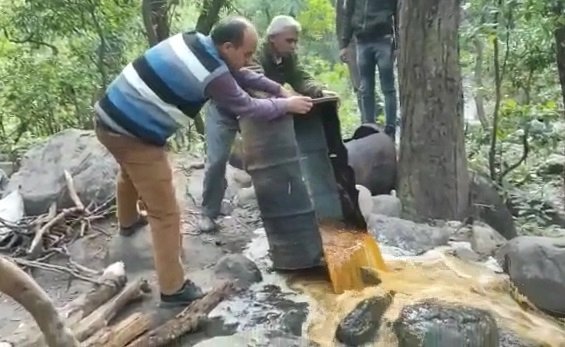 वन विभाग की टीम की जंगल में दबिश, हजारों लीटर अवैध शराब बरामद 