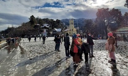 शिमला में हुआ हिमपात, बर्फबारी के बीच पर्यटक कर रहे खूब मस्ती