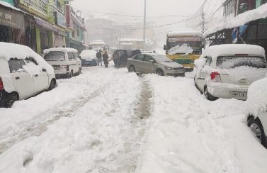 भारी बर्फबारी से नोहराधार- हरिपुरधार में जनजीवन अस्त व्यस्त , सैकड़ों गांव में पसरा अंधेरा