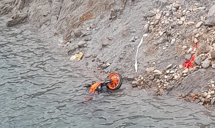 बाइक समेत गोविंद सागर झील में समाये युवक , कल चलेगा सर्च ऑपरेशन 