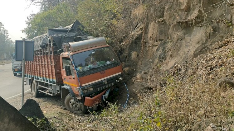 कालाअंब-पांवटा मार्ग पर शक्तिनगर के नजदीक ट्रक दुर्घटनाग्रस्त , चालक घायल 