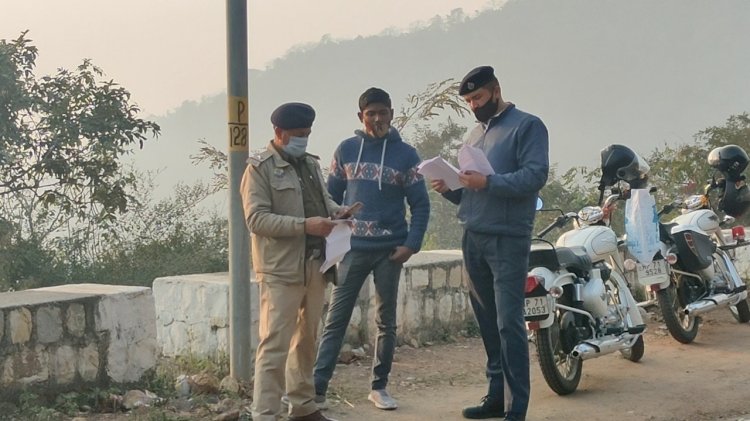 यातायात नियमों का उल्लंघन करने वालों पर चला ट्रेफिक पुलिस का डंडा 