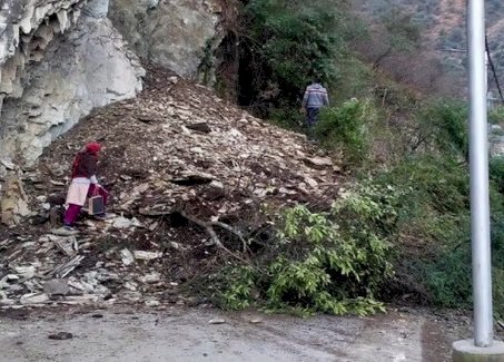 पहाड़ी दरकने से लारजी-सैंज-न्यूली मार्ग यातायात के लिए अवरुद्ध 