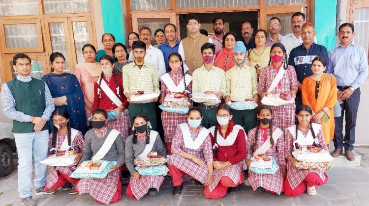 अभ्यास परीक्षा के टॉपरों को डीसी राघव शर्मा ने किया सम्मानित