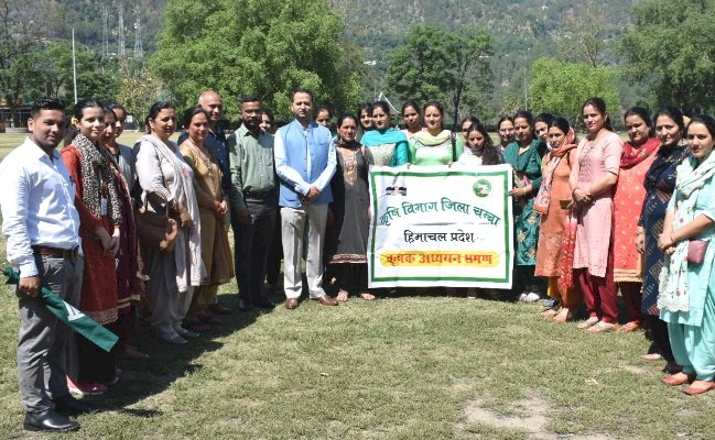 उन्नत कृषि तकनीक की जानकारी के लिए महिला किसान दल रवाना  