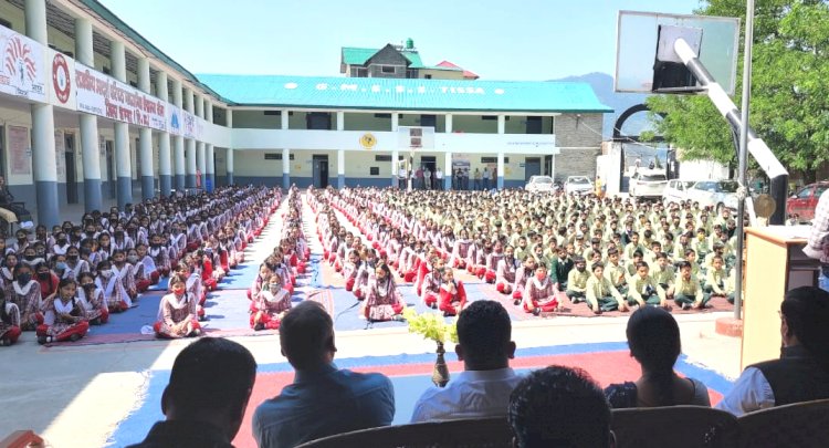 विधानसभा उपाध्यक्ष डॉ. हंसराज ने छात्रों को वितरित की निशुल्क स्कूल वर्दी