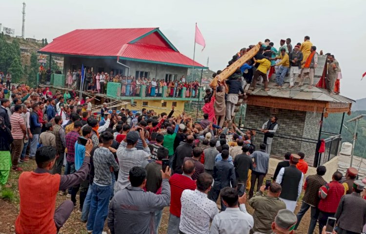 शिरगुल महाराज मंदिर खरोटियों में पारम्परिक वाध्ययंत्रों के साथ खुनेवड़ रस्म के साक्षी बने सैकड़ों लोग