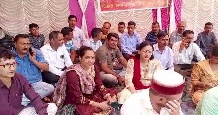 दस दिन बाद जिला परिषद कैडर के पौने चार हजार कर्मचारियों और अधिकारियों की हड़ताल समाप्त 