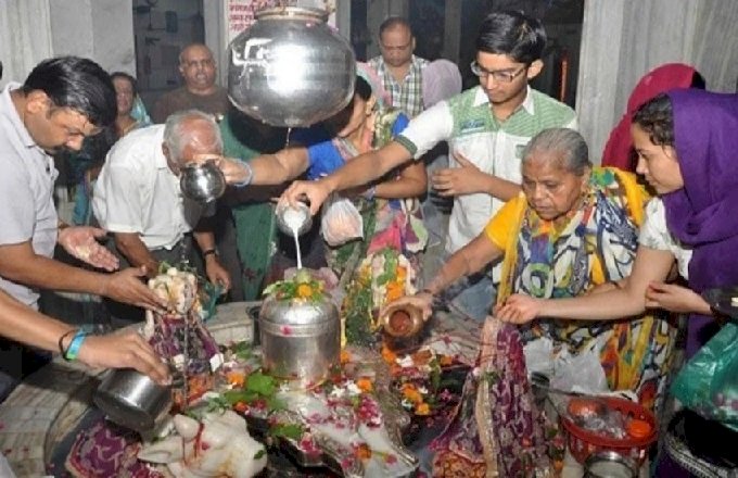 सावन के अंतिम सोमवार पर ऐतिहासिक शिव मंदिर रानीताल में शिव भक्तों की उमड़ी भीड़