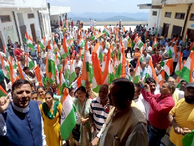 नाहन में निकली बीजेपी की तिरंगा यात्रा, आज़ादी के 75 वर्ष पर उठ रहा देशभक्ति का ज्वारभाटा : बिंदल