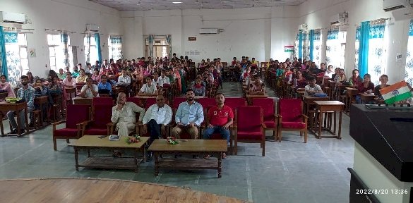 महाविद्यालय पांवटा साहिब में चुनाव जागरूकता कार्यक्रम में बच्चों को चुनाव के प्रति किया जागरूक