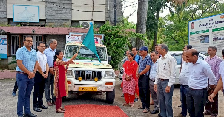 जिला निर्वाचन अधिकारी ने मतदाता जागरूकता वाहन को हरी झंडी दिखाकर किया रवाना