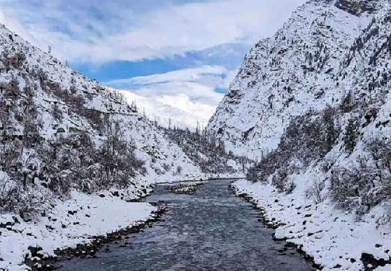 प्रदेश में  लगातार झमाझम बारिश का दौर जारी, बर्फ की सफेद चादर से ढके स्पीति के पहाड़ 