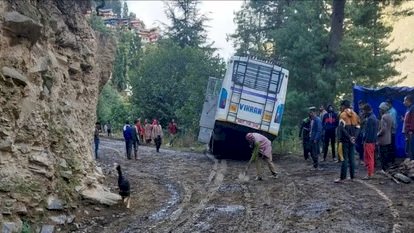 बड़ा हादसा टला :  सड़क पर पड़े गोबर से फिसली निजी बस, बाल- बाल बची सवारियां