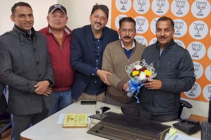 भाजपा मुख्यालय दीपकमल पहुंचने पर त्रिलोक जम्वाल का जोरदार स्वागत