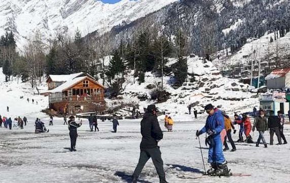 पर्यटन नगरी मनाली में क्रिसमस और नववर्ष के जश्न की तैयारियां शुरू, रिकॉर्ड भीड़ जुटने की उम्मीद 