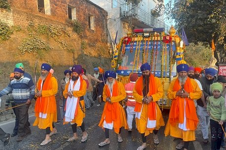 गुरू गोबिंद सिंह महाराज के परिवार की शहीदी को समर्पित नाहन पहुंचा भव्य नगर कीर्तन