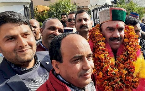 इंद्र दत्त लखनपाल ने धबीरी स्कूल के मेधावी विद्यार्थियों को बांटे पुरस्कार