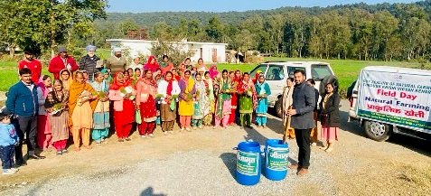 कृषि विज्ञान केंद्र पांवटा द्वारा कांशीपुर में किसानों के लिए प्राकृतिक खेती पर फ़ील्ड डे का आयोजन