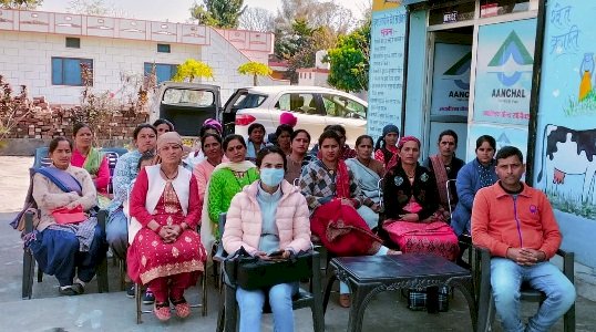 खोडोवाला में पशुपालन विभाग की टीम ने महिलाओं को पशुधन के बारे में किया जागरूक