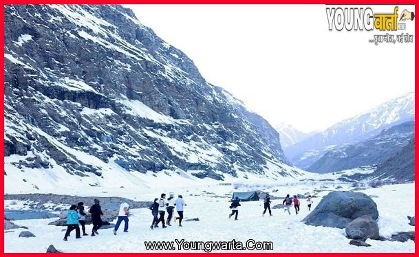 पर्यटकों से गुलजार हुआ अटल टनल रोहतांग का साउथ पोर्टल और सोलंगनाला, बर्फ में सैलानियों ने की मस्ती 