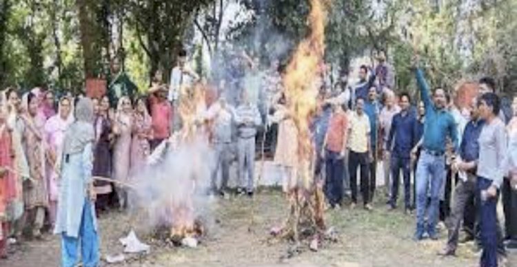 एयरपोर्ट विस्तारीकरण का विरोध जारी , रोष प्रदर्शन के बाद ग्रामीणों ने फूंका सुधीर-किशन का पुतला